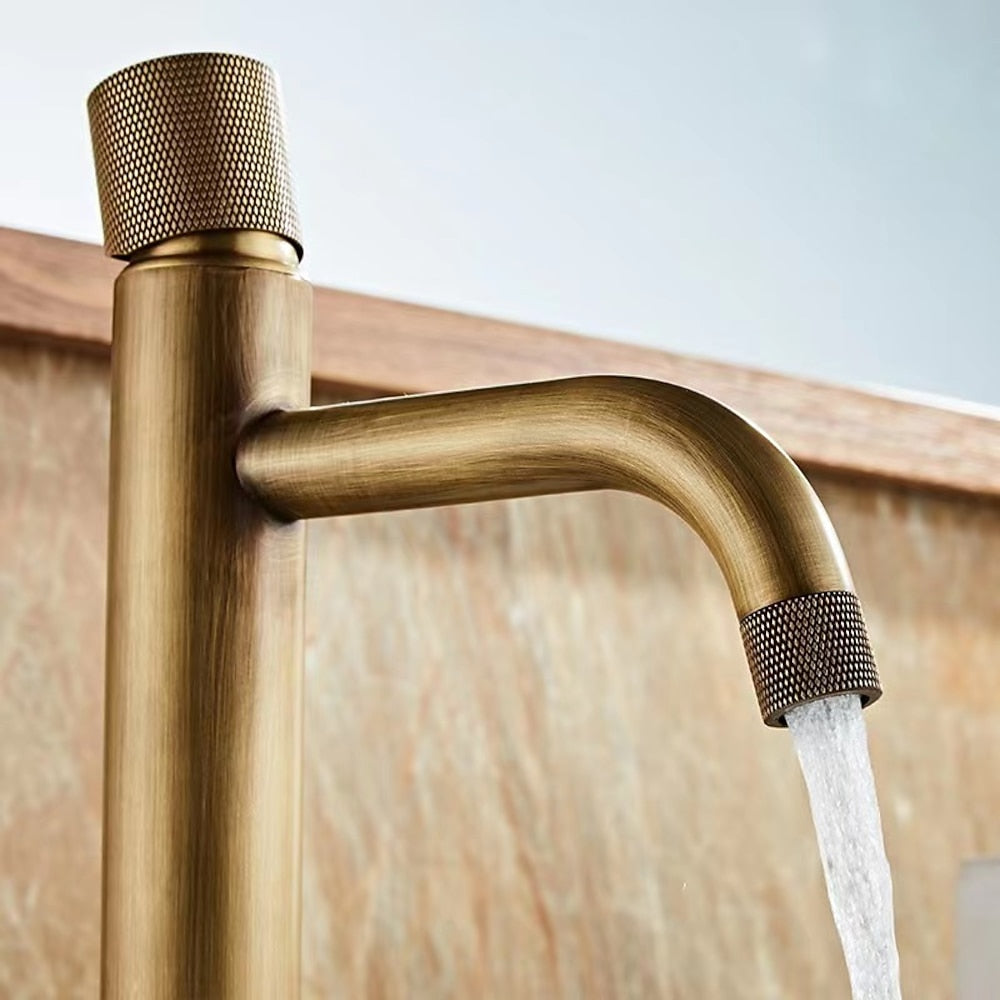 Antique Brass Single-Hole Bathroom Faucet, Knurled Single Knob Basin Faucet with Water Inlet Hoses