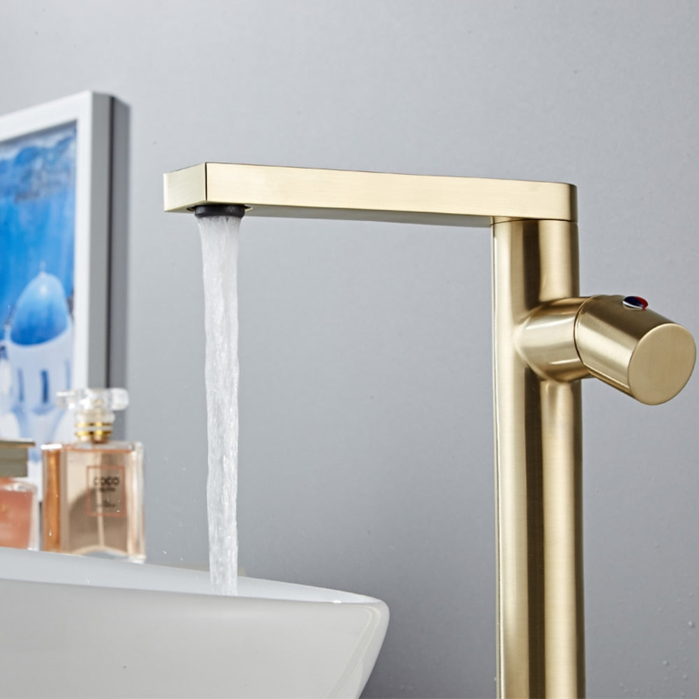 Modern Brass Single-Hole Bathroom Faucet, Single-Handle Swivel Spout Faucet, Brushed Gold / Matte Black