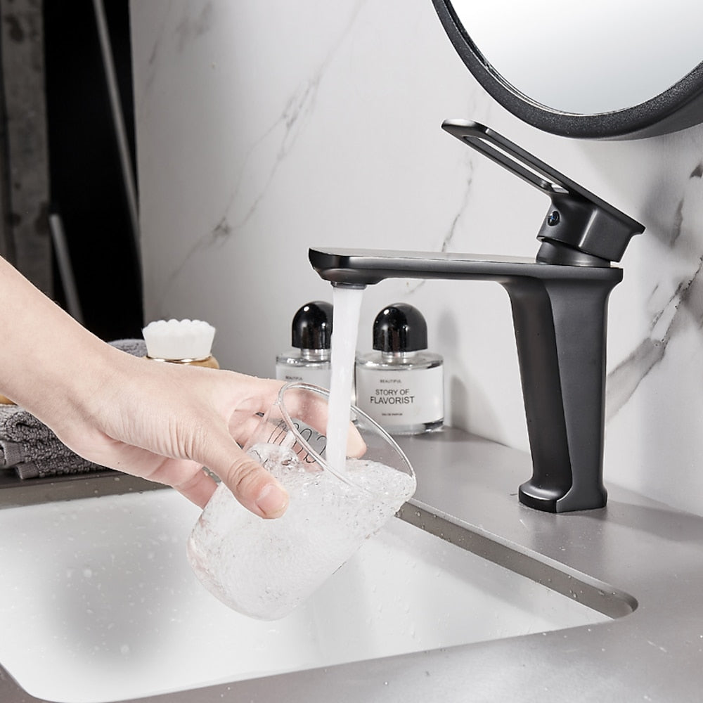 Modern Single-Hole Bathroom Sink Faucet, Single-Handle Brass Basin Faucet, Matte Black / Gunmetal / Chrome