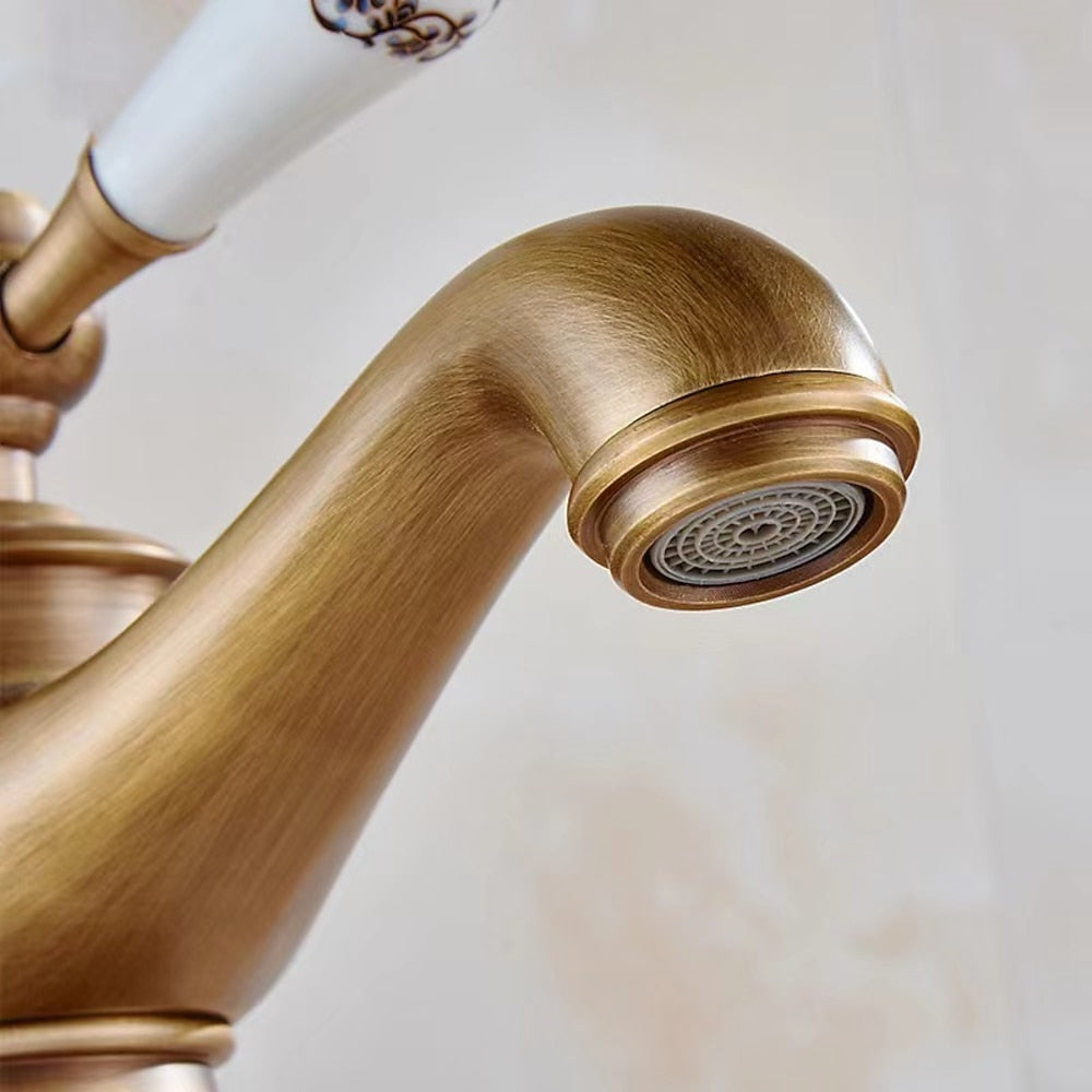 Vintage Single-Handle Bathroom Faucet, Single-Hole Deck-Mounted Basin Faucet, Antique Brass / Matte Black