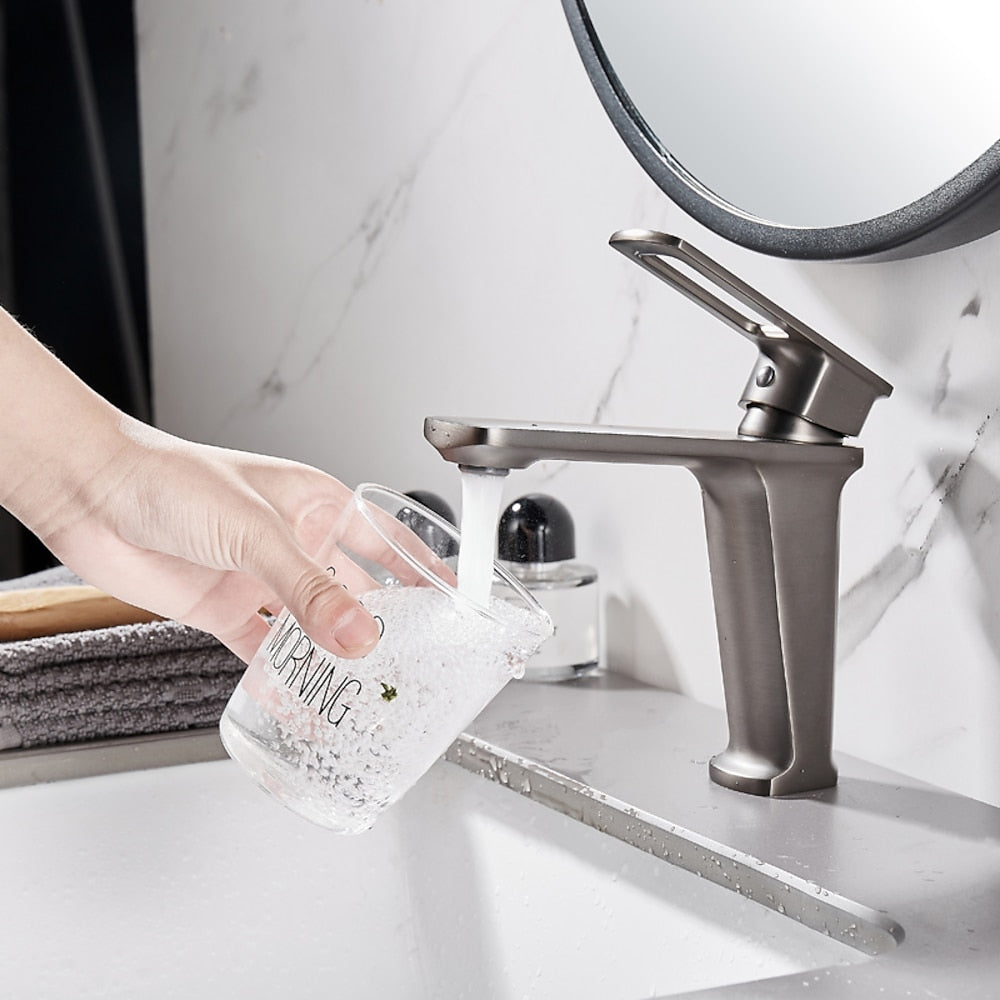 Modern Single-Hole Bathroom Sink Faucet, Single-Handle Brass Basin Faucet, Matte Black / Gunmetal / Chrome