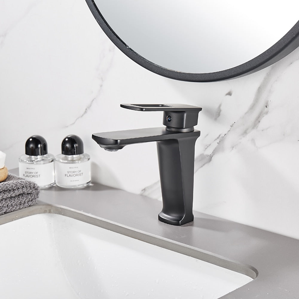 Modern Single-Hole Bathroom Sink Faucet, Single-Handle Brass Basin Faucet, Matte Black / Gunmetal / Chrome