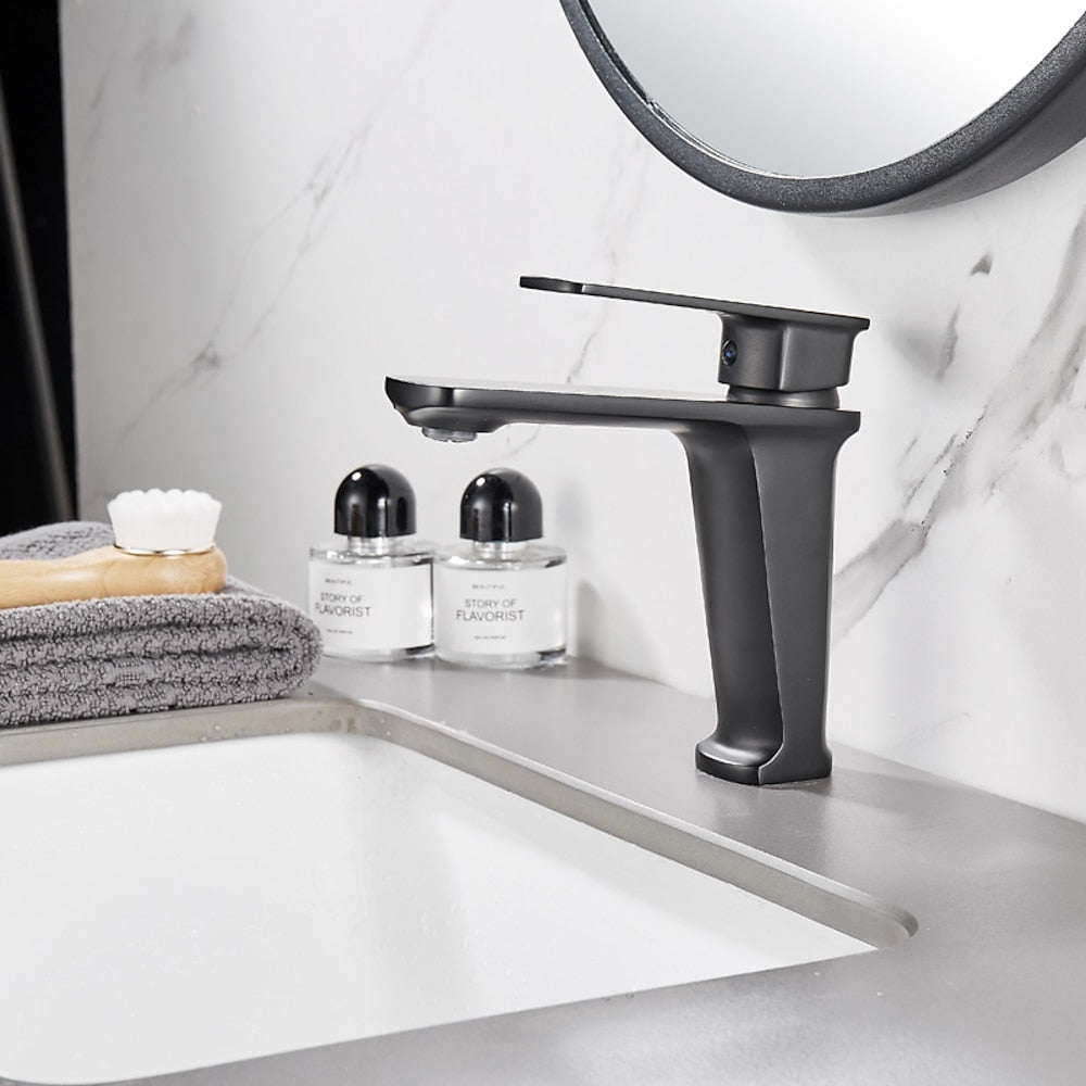 Modern Single-Hole Bathroom Sink Faucet, Single-Handle Brass Basin Faucet, Matte Black / Gunmetal / Chrome