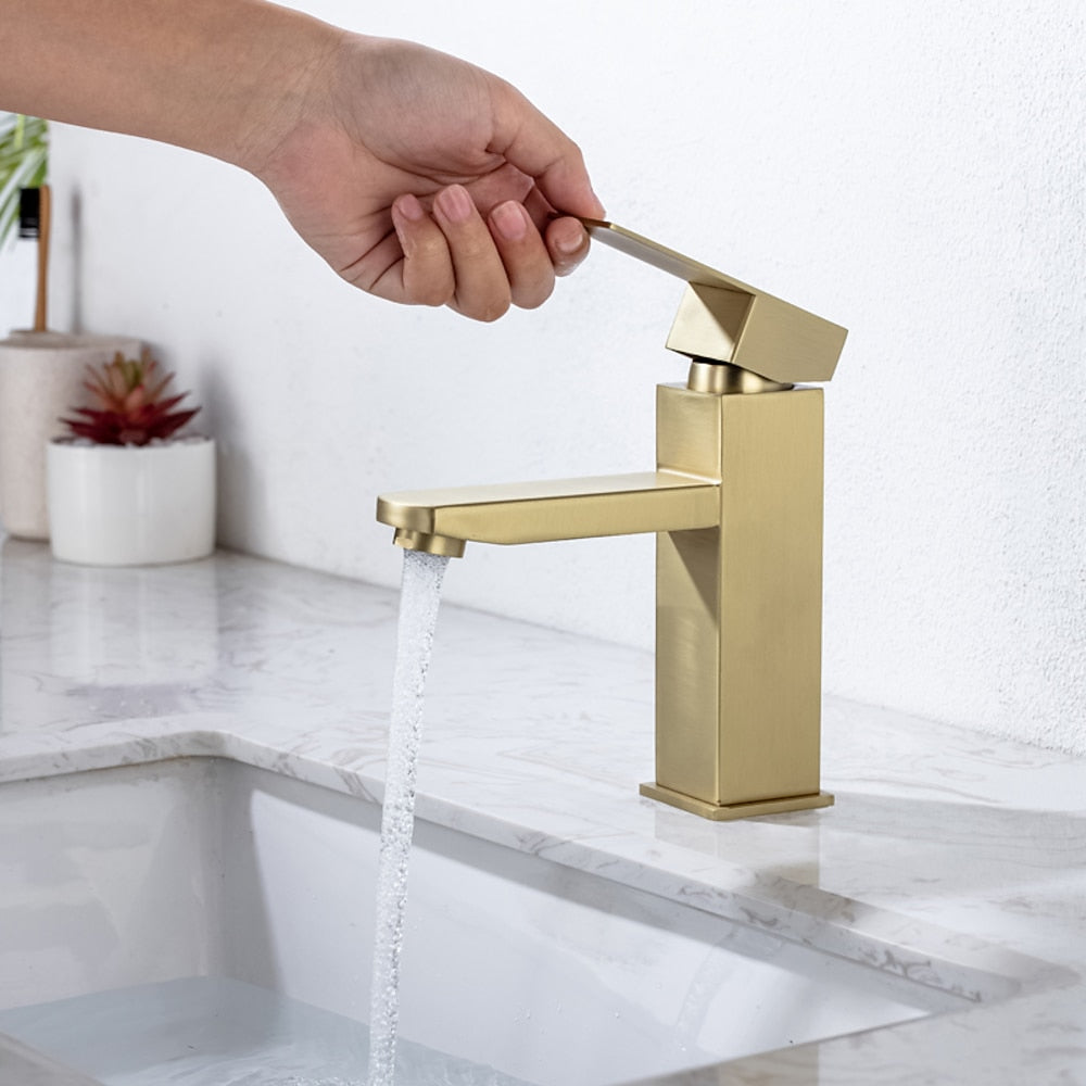 Lagomel single-hole bathroom faucet, set in a Traditional/Classic bathroom
