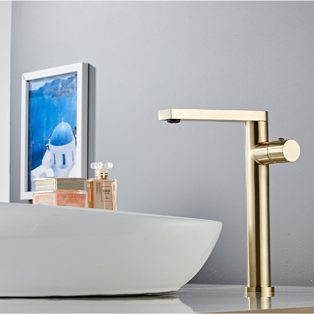 Modern Brass Single-Hole Bathroom Faucet, Single-Handle Swivel Spout Faucet, Brushed Gold / Matte Black